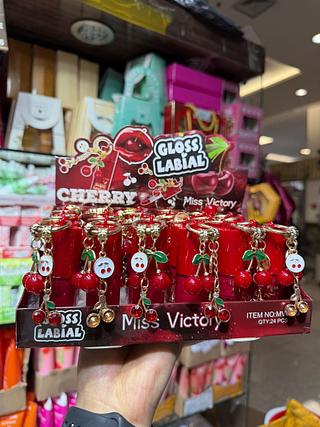 GLOSS LABIAL MISS VICTORY CEREJA (BOX C/24)